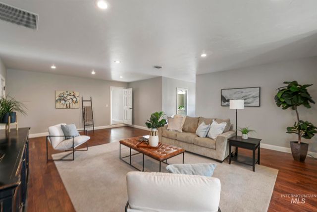 111 View Dr, Jerome, ID 83338