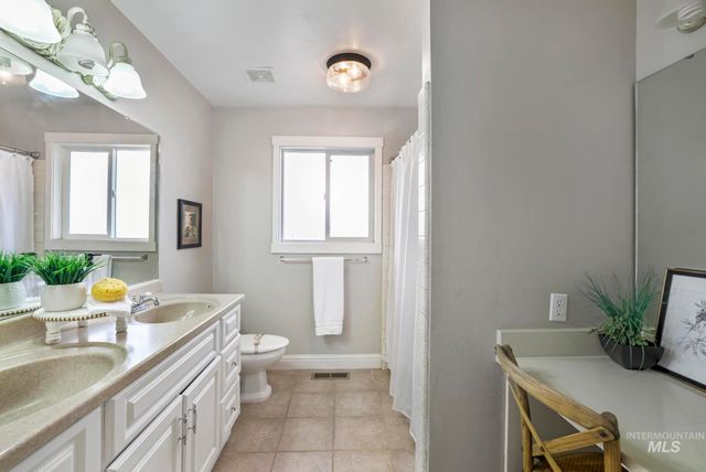 111 View Dr, Jerome, ID 83338