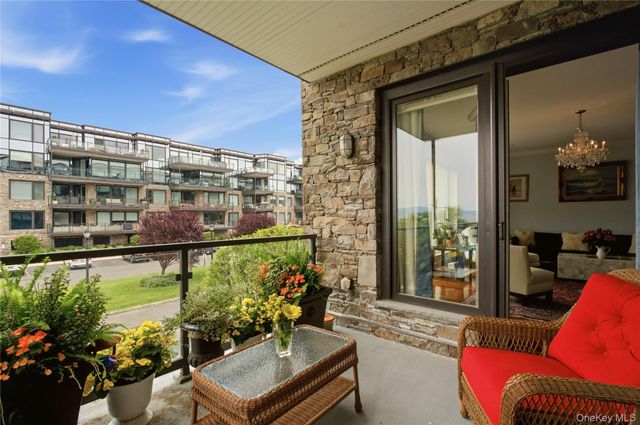 16 Rivers Edge Drive 201, Tarrytown, NY 10591