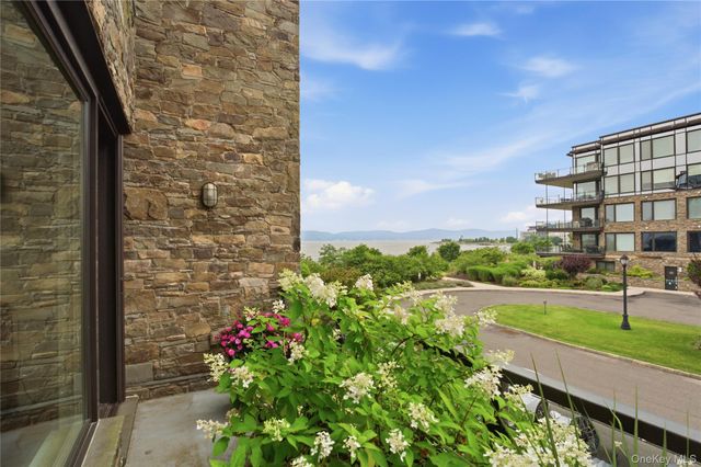 16 Rivers Edge Drive 201, Tarrytown, NY 10591