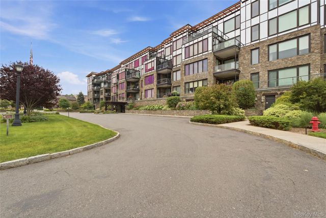 16 Rivers Edge Drive 201, Tarrytown, NY 10591