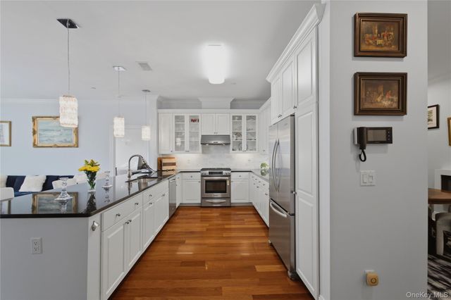 16 Rivers Edge Drive 201, Tarrytown, NY 10591