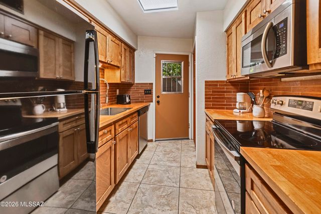 9111 N Oracle Road, Tucson, AZ 85704