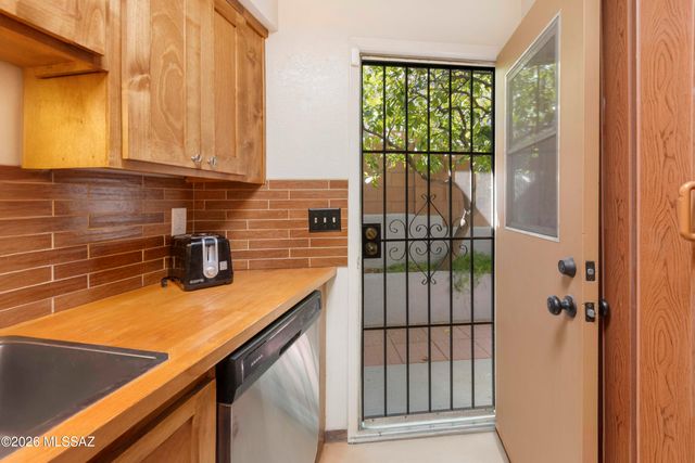 9111 N Oracle Road, Tucson, AZ 85704