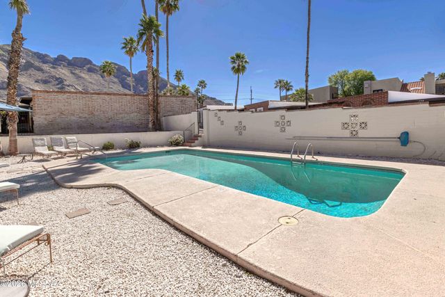 9111 N Oracle Road, Tucson, AZ 85704