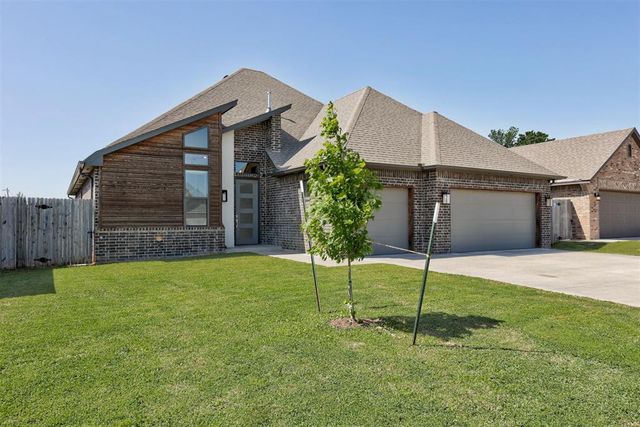 1812 W Zachary Way, Mustang, OK 73064