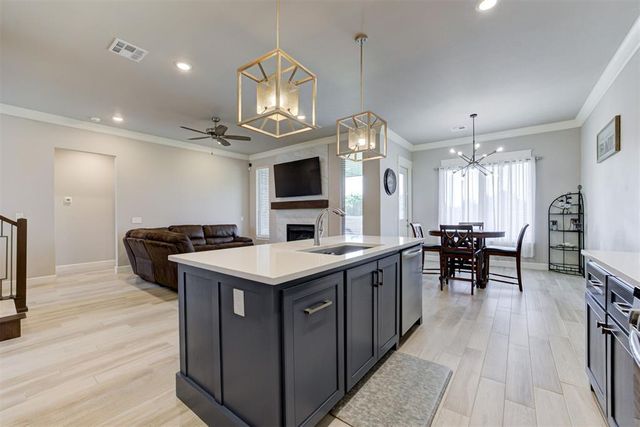 1812 W Zachary Way, Mustang, OK 73064