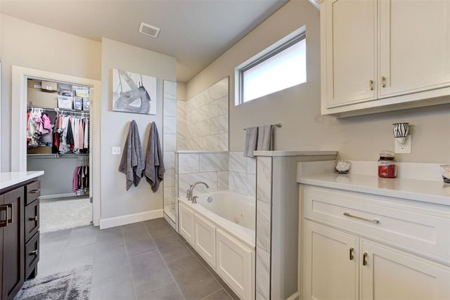 1812 W Zachary Way, Mustang, OK 73064