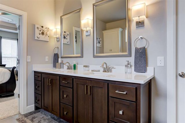 1812 W Zachary Way, Mustang, OK 73064