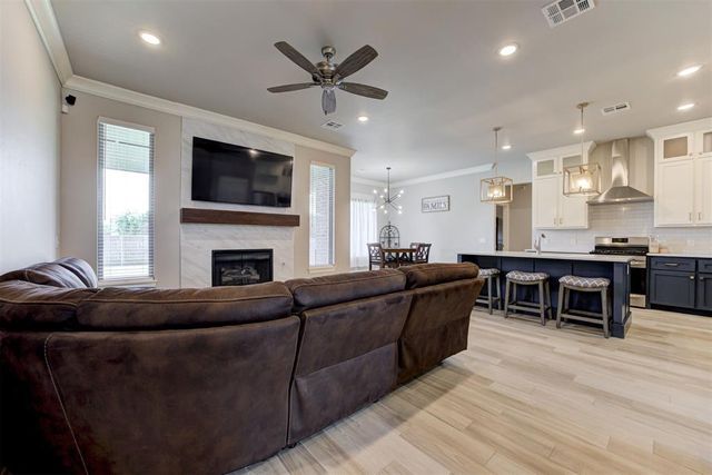 1812 W Zachary Way, Mustang, OK 73064