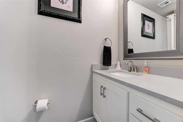 1812 W Zachary Way, Mustang, OK 73064