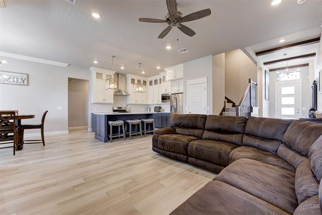 1812 W Zachary Way, Mustang, OK 73064