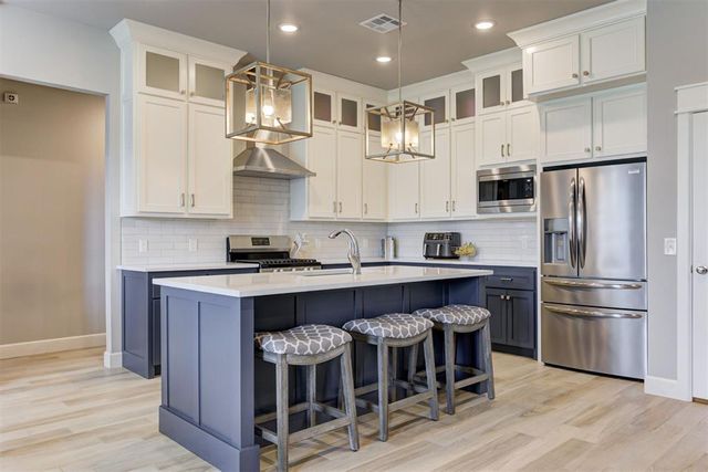 1812 W Zachary Way, Mustang, OK 73064