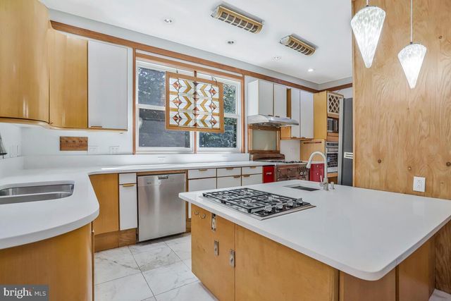 997 N SYCAMORE ST N, Falls Church, VA 22046