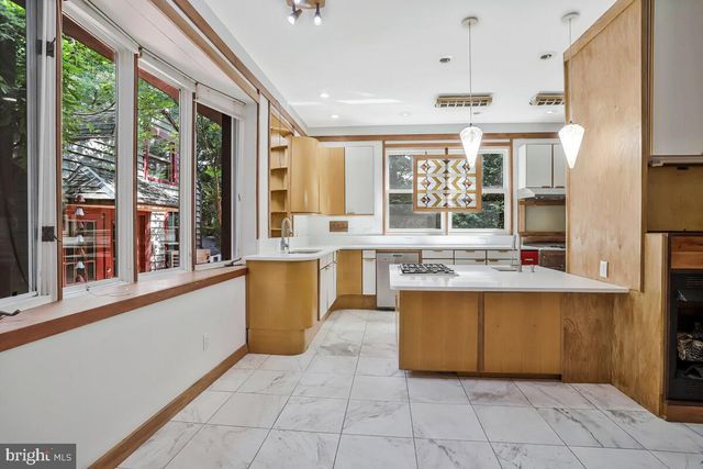 997 N SYCAMORE ST N, Falls Church, VA 22046