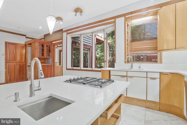 997 N SYCAMORE ST N, Falls Church, VA 22046