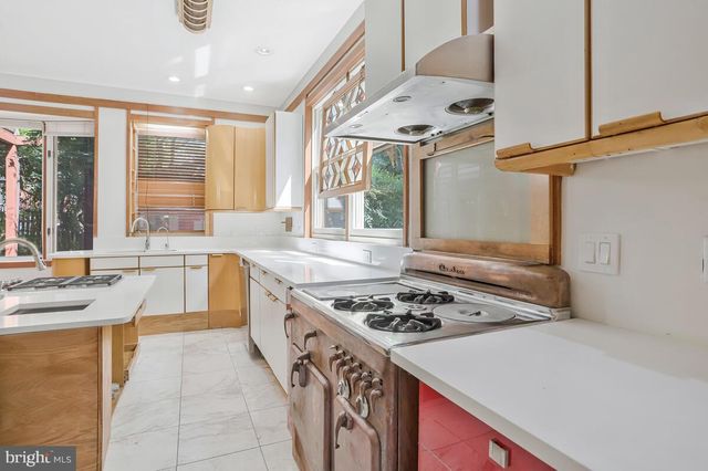 997 N SYCAMORE ST N, Falls Church, VA 22046