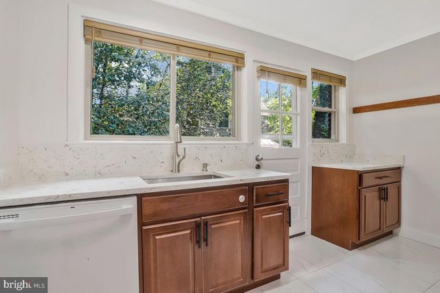 997 N SYCAMORE ST N, Falls Church, VA 22046