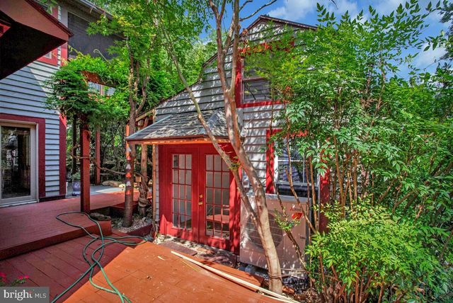 997 N SYCAMORE ST N, Falls Church, VA 22046