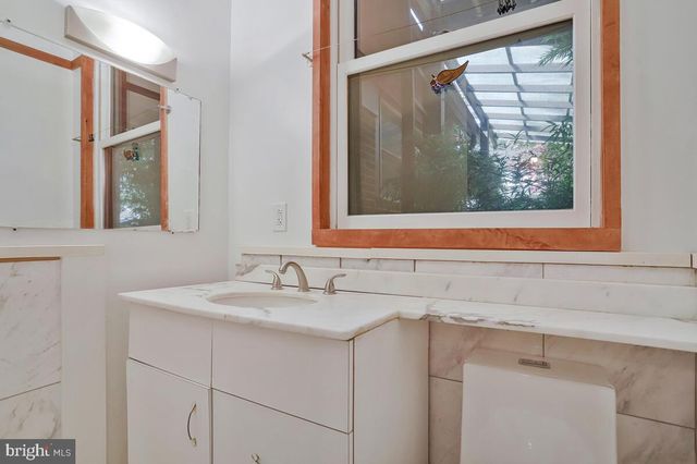 997 N SYCAMORE ST N, Falls Church, VA 22046