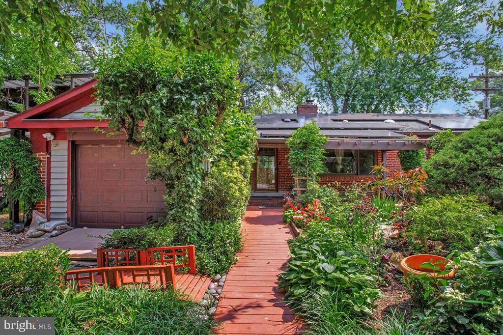 997 N SYCAMORE ST N, Falls Church, VA 22046