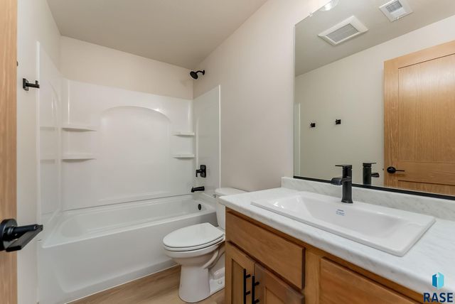 1300 N POPLAR Ave Avenue, Tea, SD 57064