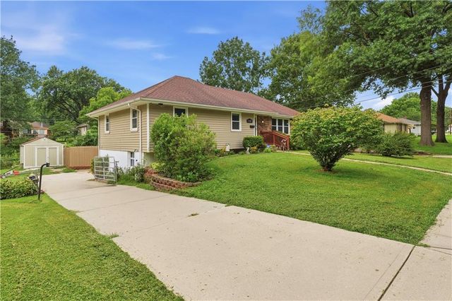 17907 E Redwood Drive, Independence, MO 64056