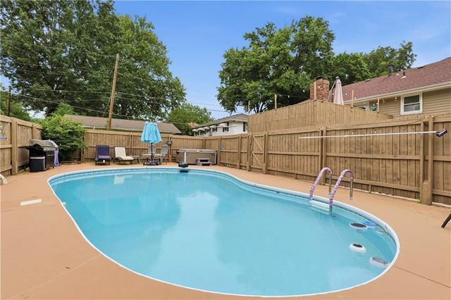 17907 E Redwood Drive, Independence, MO 64056