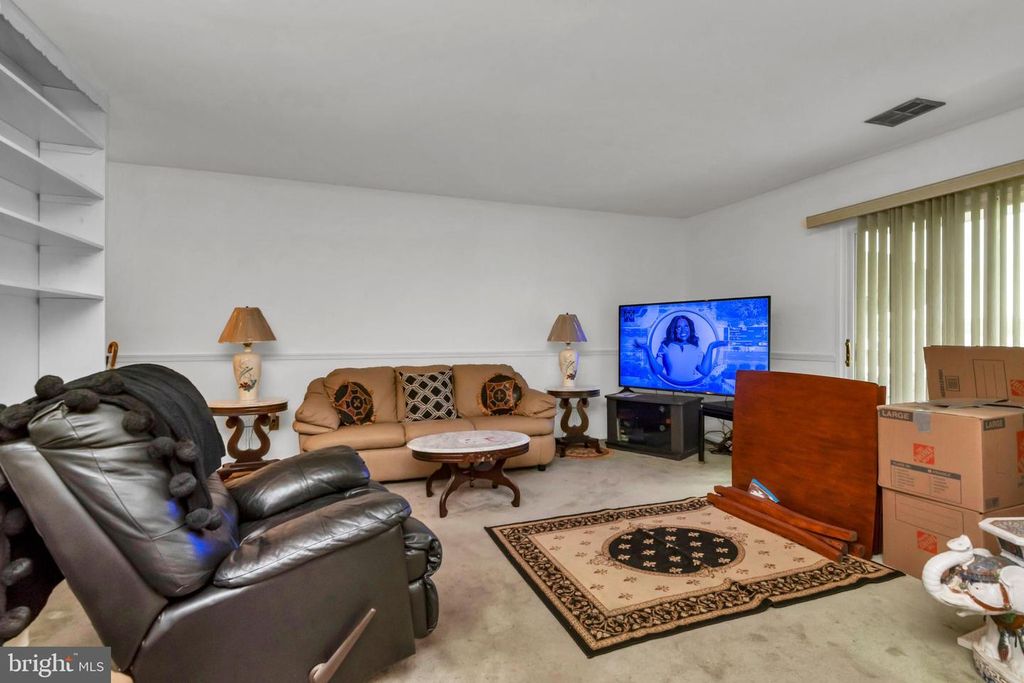 Image 8 of property listing at 10237 PRINCE PL #25-307, Upper Marlboro, MD 20774