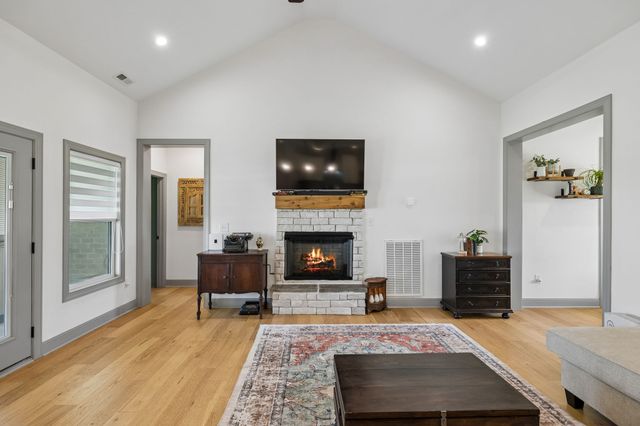 104 Aplin Branch Rd, Cottontown, TN 37048