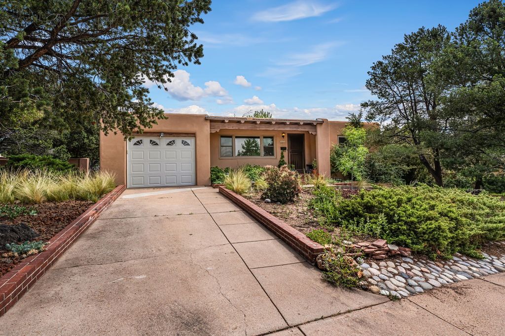 215 Sombrio, Santa Fe, NM 87501