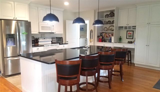 27 Sanderling Way, Middletown, RI 02842