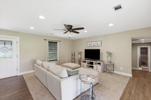 201 Rockett Lane, Pecan Hill, TX 75154