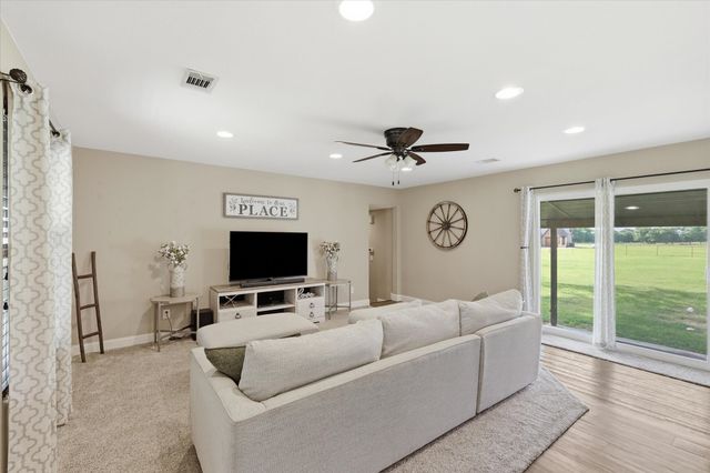 201 Rockett Lane, Pecan Hill, TX 75154
