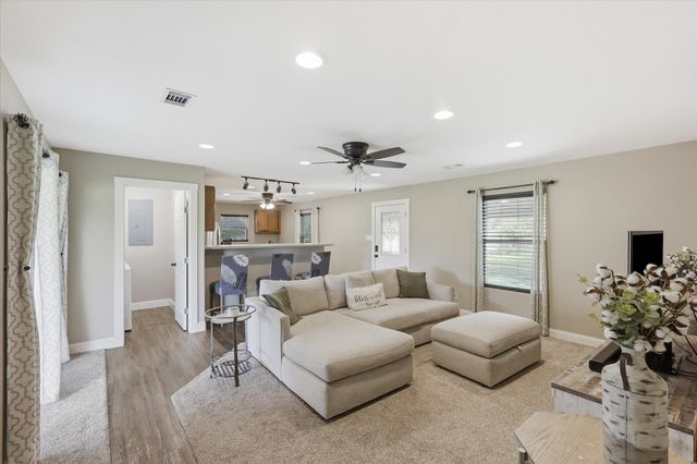 201 Rockett Lane, Pecan Hill, TX 75154