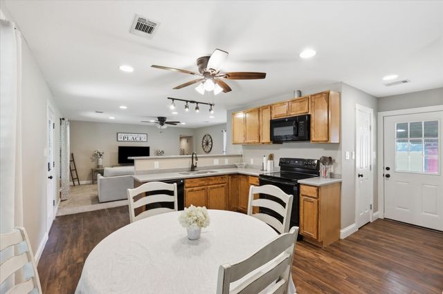 201 Rockett Lane, Pecan Hill, TX 75154