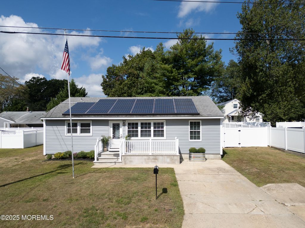 422 Maple Drive, Belford, NJ 07718