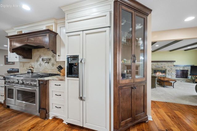 2556 N 96th STREET, Wauwatosa, WI 53226