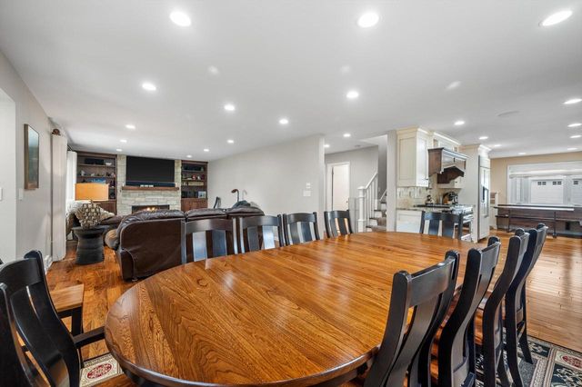 2556 N 96th STREET, Wauwatosa, WI 53226