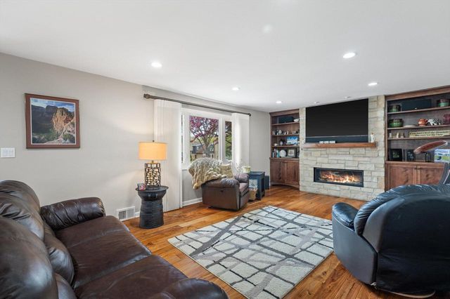 2556 N 96th STREET, Wauwatosa, WI 53226