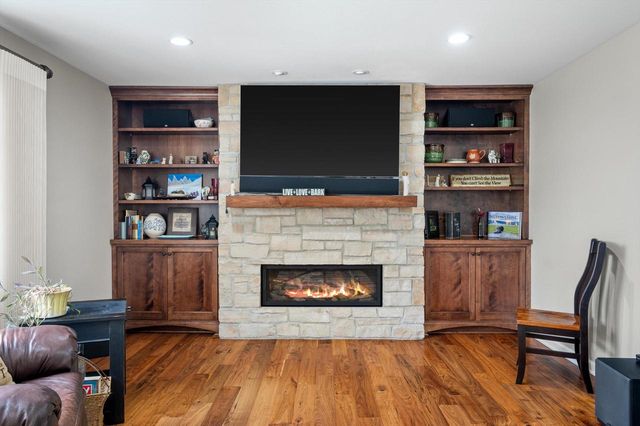 2556 N 96th STREET, Wauwatosa, WI 53226