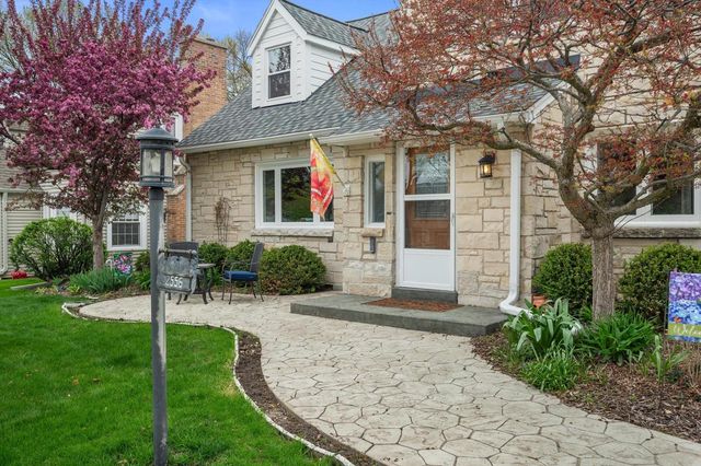 2556 N 96th STREET, Wauwatosa, WI 53226
