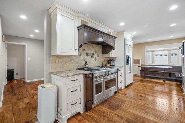 2556 N 96th STREET, Wauwatosa, WI 53226