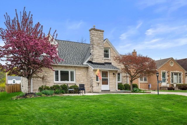 2556 N 96th STREET, Wauwatosa, WI 53226