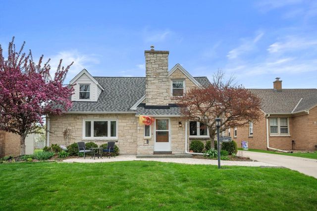 2556 N 96th STREET, Wauwatosa, WI 53226