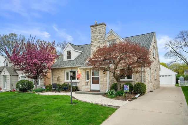 2556 N 96th STREET, Wauwatosa, WI 53226