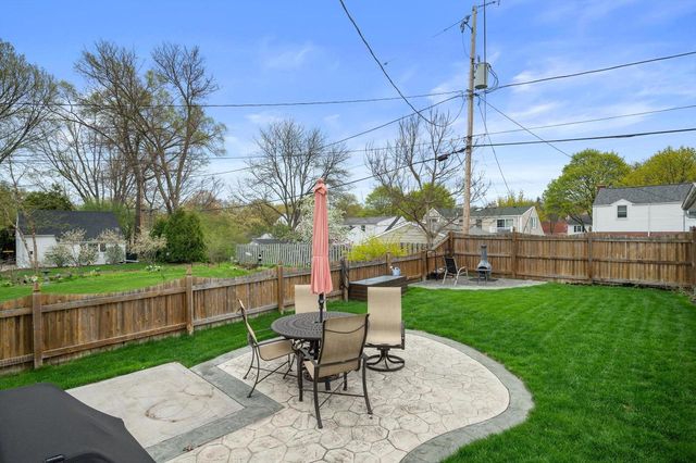 2556 N 96th STREET, Wauwatosa, WI 53226