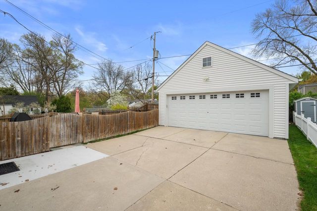 2556 N 96th STREET, Wauwatosa, WI 53226