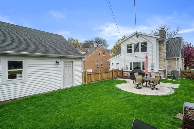 2556 N 96th STREET, Wauwatosa, WI 53226