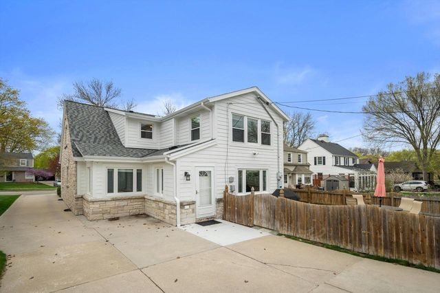 2556 N 96th STREET, Wauwatosa, WI 53226